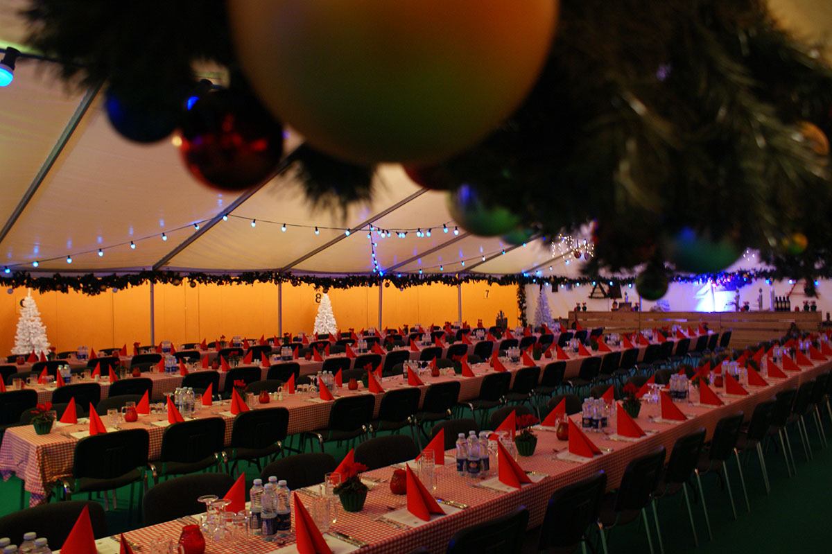 Rodkjær har dækket bordet op med traditionelle danske juledekorationer
