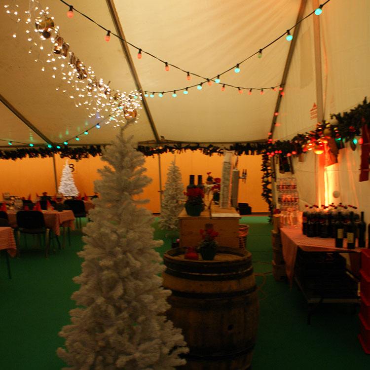 Rodkjær brug juletræer og hyggelig belysning til dekorering ved juletemafester