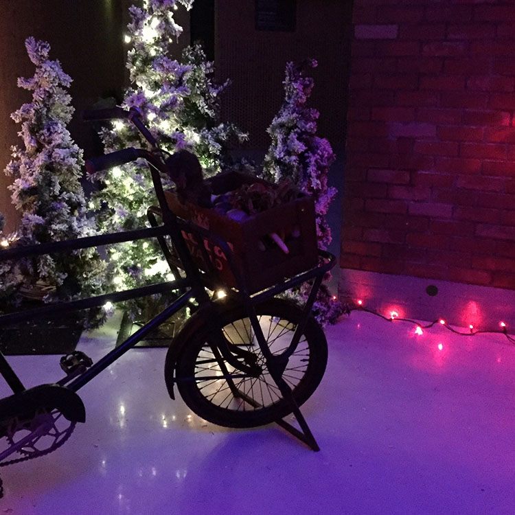 Traditionel dansk juledekoration i form af en gammel cykel på sne