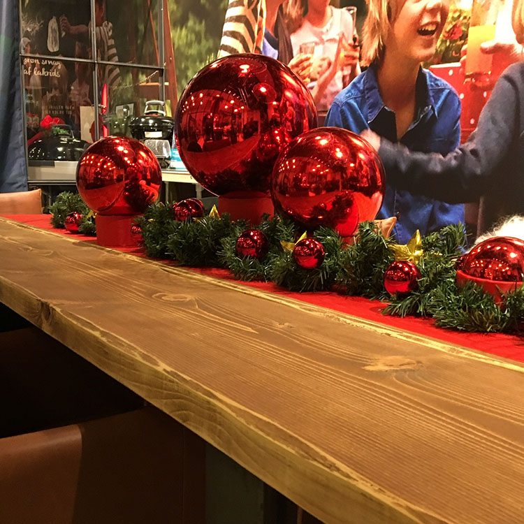 røde julekugler dekorerer flot