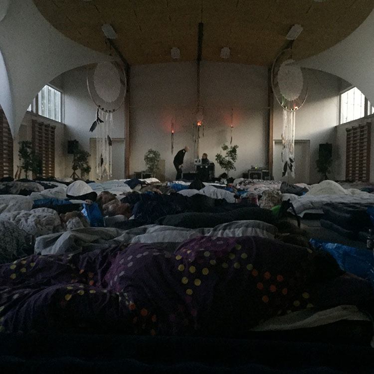 Hallen var fyldt med madrasser til Rodkjærs 12-timers sovekoncert