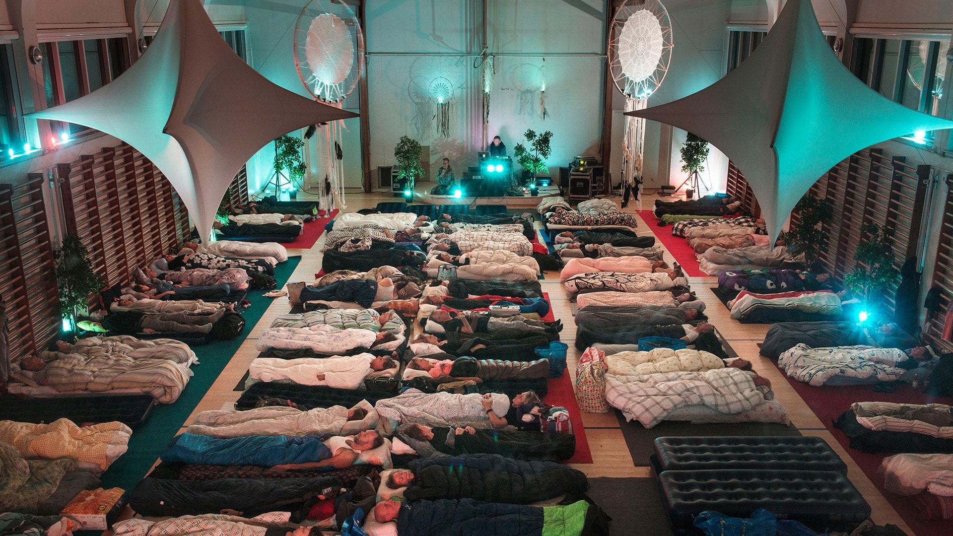 Madrasser dækker gulvet til sovekoncert med komponist Karsten Pflum