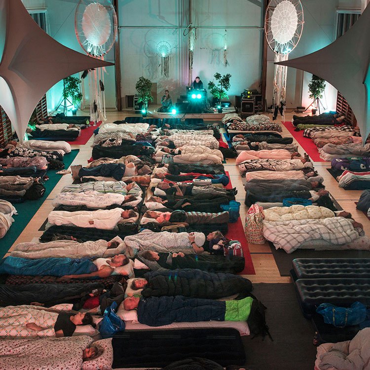 Madrasser dækker gulvet til sovekoncert med komponist Karsten Pflum