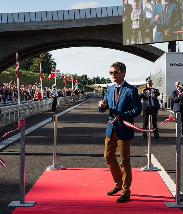 Da Silkeborgmotorvejen skulle åbnes, kom Kronprins Frederik og klippede snoren. 