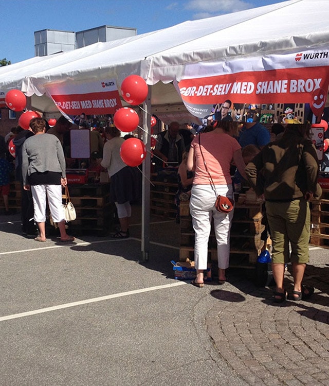 Rodkjær opstillede til Familiedag for værktøjsfirmaet Würths loyale kunder - her et stort telt med folk foran