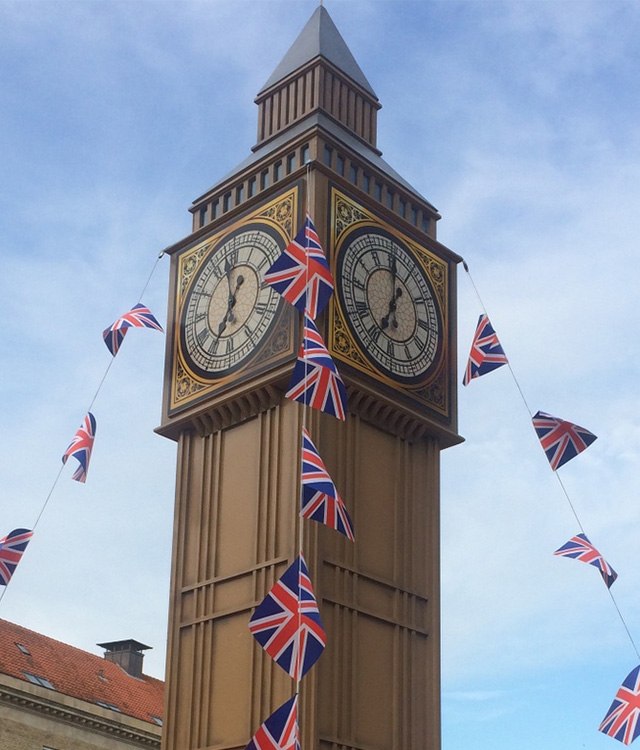 Rodkjær har placeret Big Ben på banegårdspladsen i Aarhus i forbindelse med Aarhus Cityforenings event ’Verdensbilleder/Midnatsåbent’