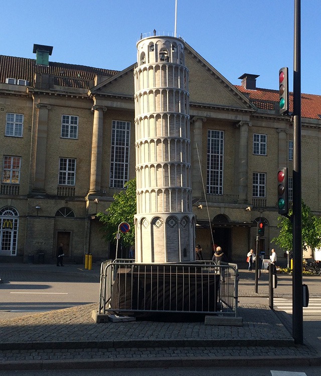 Rodkjær placerede det skæve tårn i Pisa på Aarhus Banegårdsplads i forbindelse med eventen ’Verdensbilleder/Midnatsåbent’