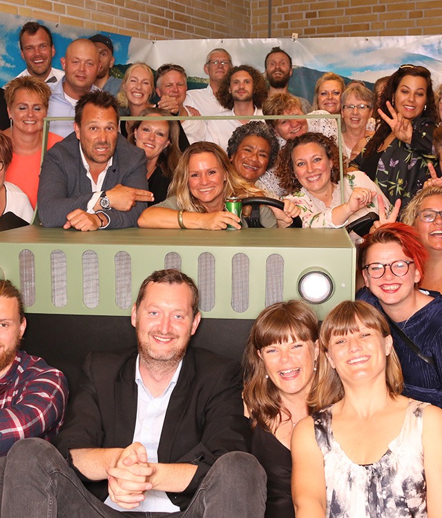 Rodkjær har bygget bil til personalefest, hvor der er taget fællesbilled omkring den