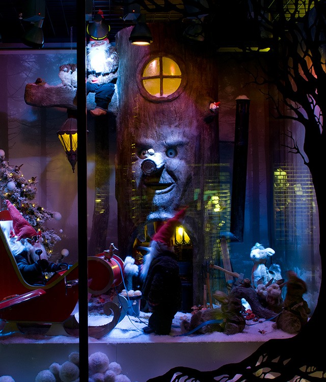 Rodkjær har udpyntet Sallings traditionelle julevindue helt fra bunden med nisseeventyr