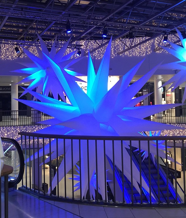 Rodkjær har stået for Bruuns Galleris storcenterdesign med hvide julemænd med store øjne og stjerner fra loftet